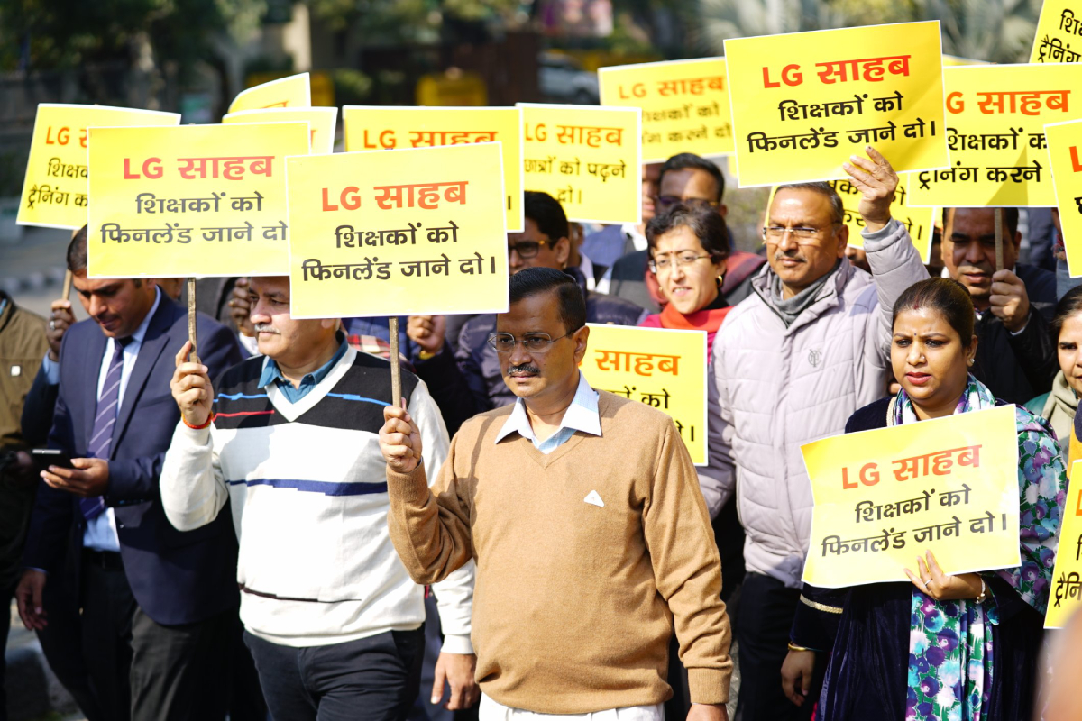 Kejriwal, Sisodia lead AAP MLAs in protest march to LG's office