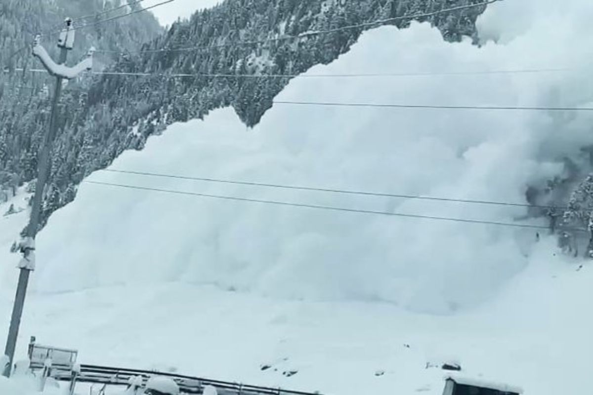 2 girls killed in avalanche, snow-landslides disrupt life in Kashmir