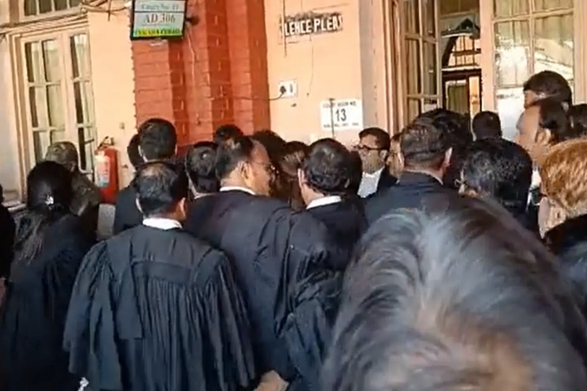 Calcutta HC ruckus: Justice Mantha issues contempt rule, files suo motu petition