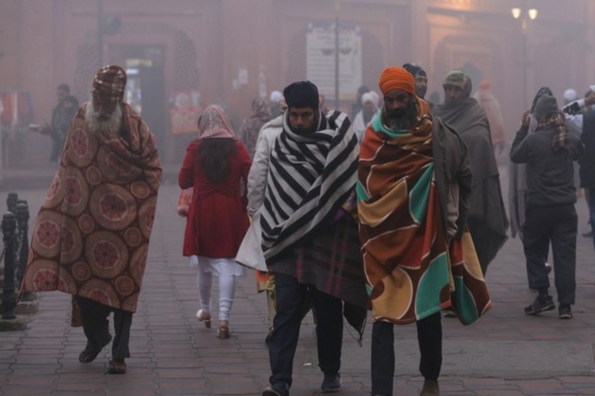 As unrelenting cold wave sweeps Delhi UP, people struggle for warmth