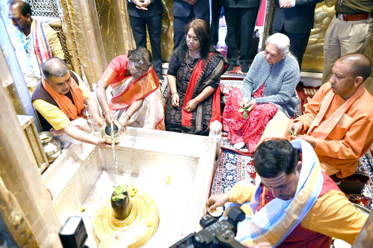 President Droupadi Murmu offers prayer at Kashi Vishwanath Temple
