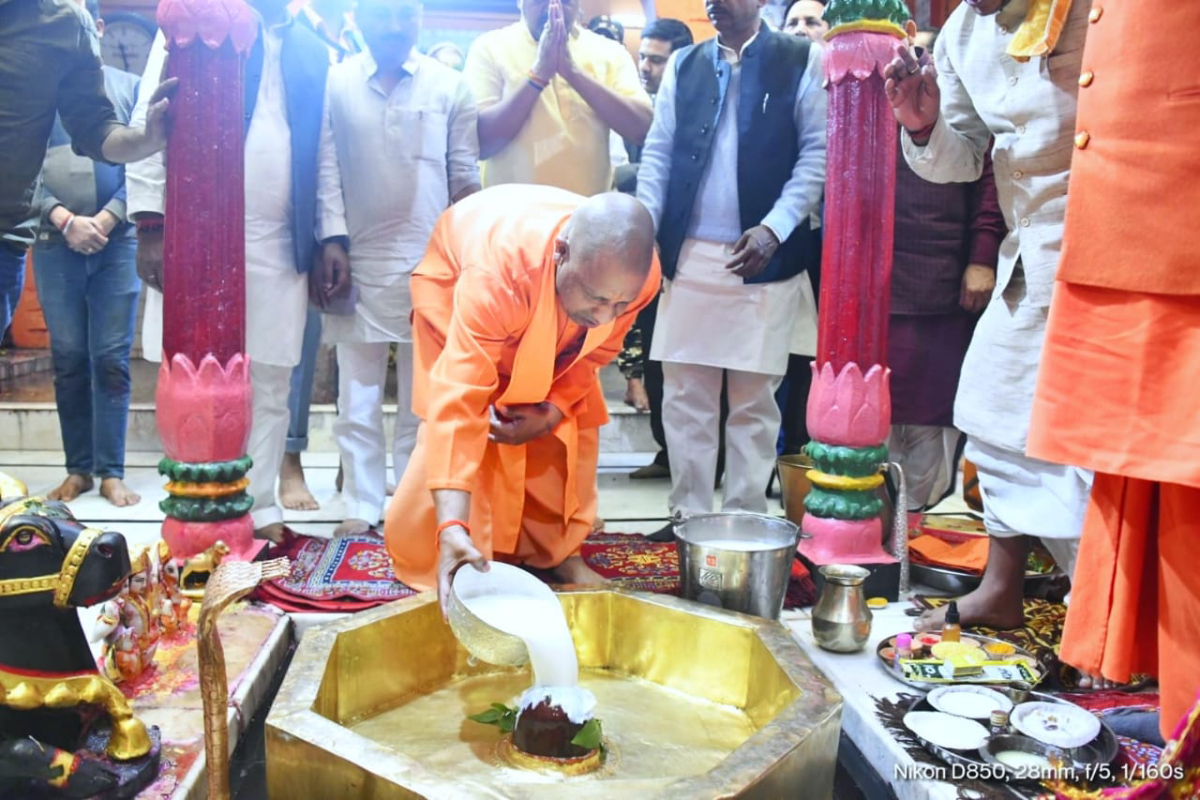 UP CM performs ‘Rudrabhishek’ on Maha Shivratri