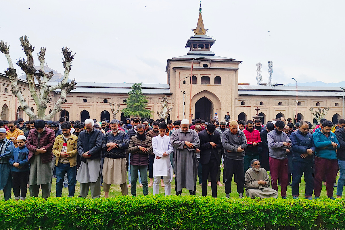 Friday prayers held peacefully in mosques across Kashmir