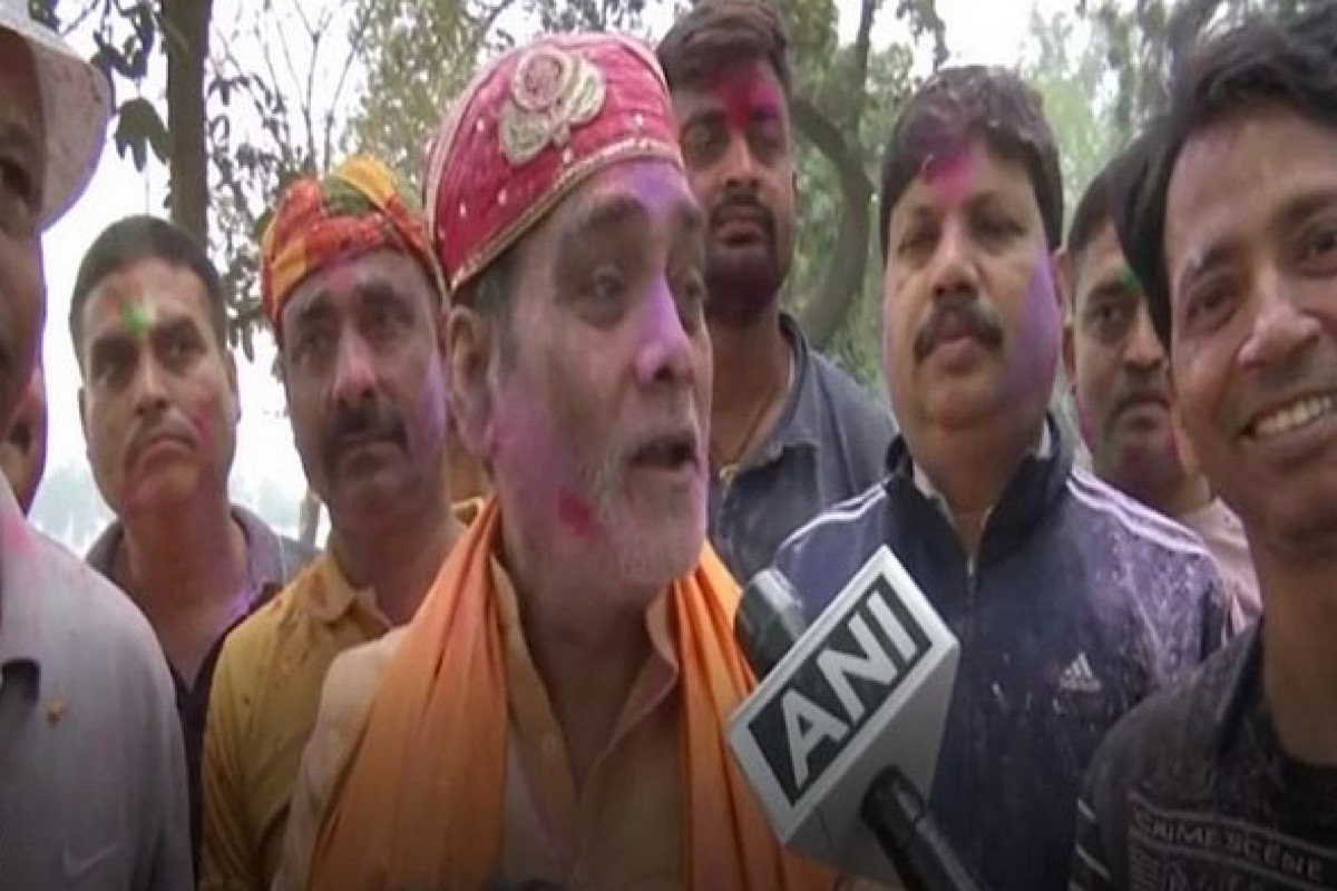 Bihar: BJP MP Ram Kripal Yadav celebrates Holi with people at Gandhi Maidan