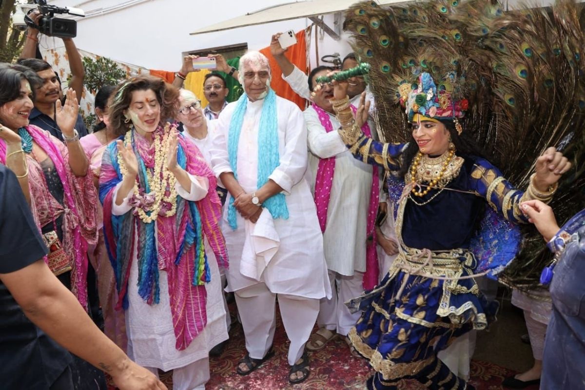 US Secretary of Commerce celebrates Holi at Rajnath Singh’s residence