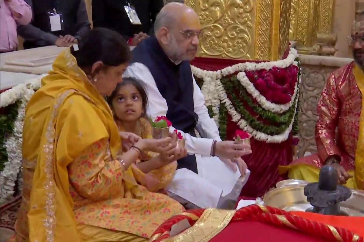Amit Shah offers prayers at Somnath temple