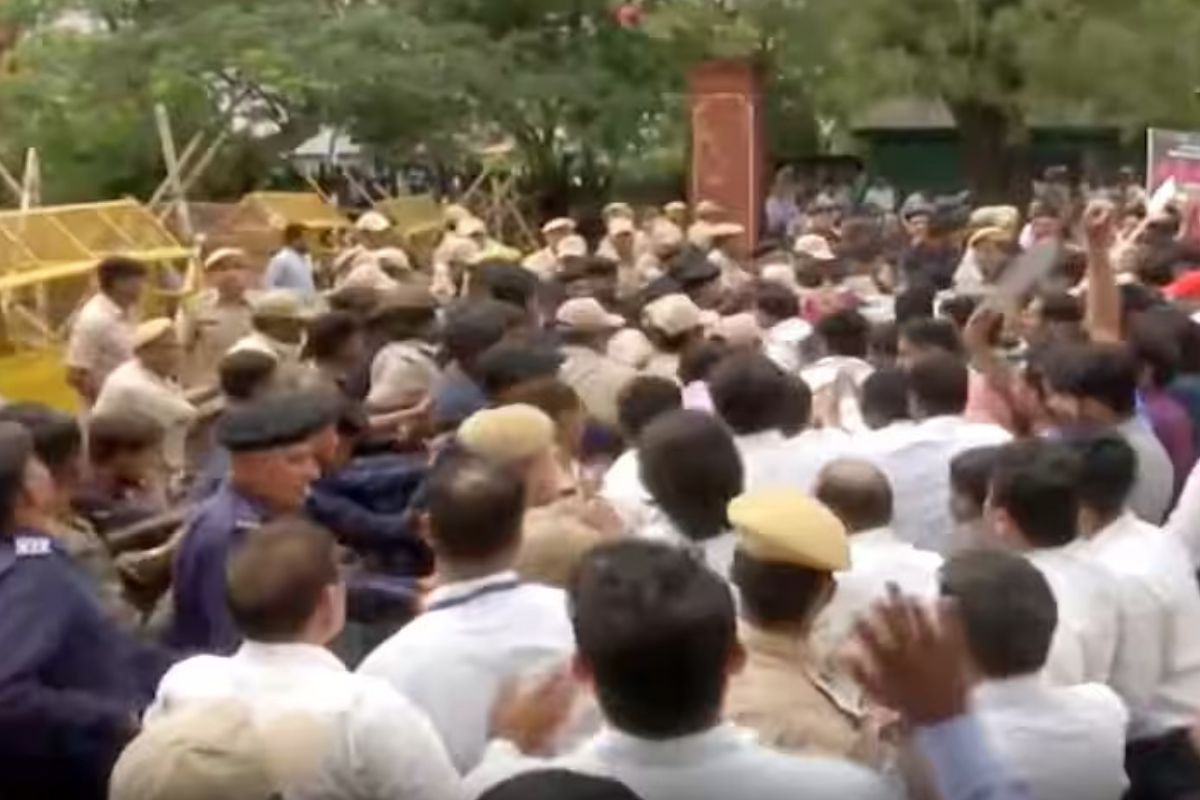 Protesting doctors caned by cops in Jaipur, 10 injured