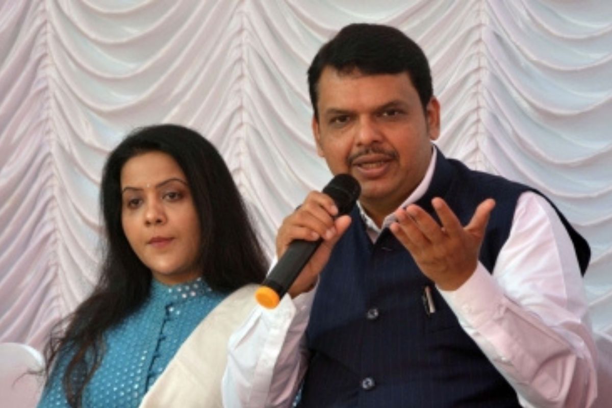 Mumbai cops detain 2 for trying to ‘bribe & blackmail’ Fadnavis’ wife