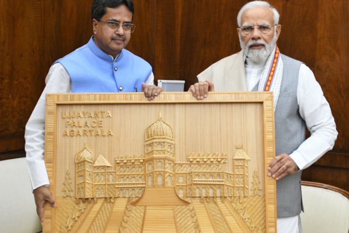 Tripura CM calls on PM Modi in Delhi, presents him with portrait of Ujjayanta Palace