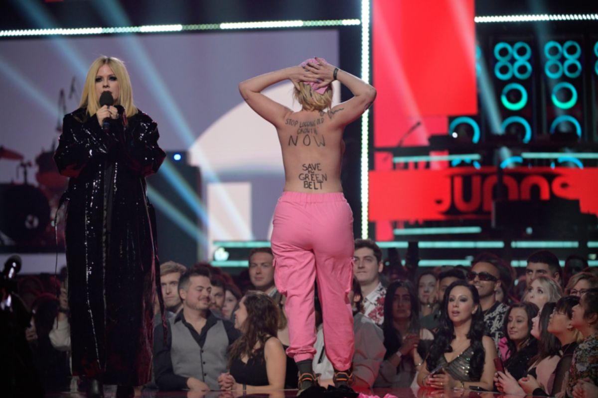 Topless green protester disrupts Avril Lavigne at Juno Awards 2023