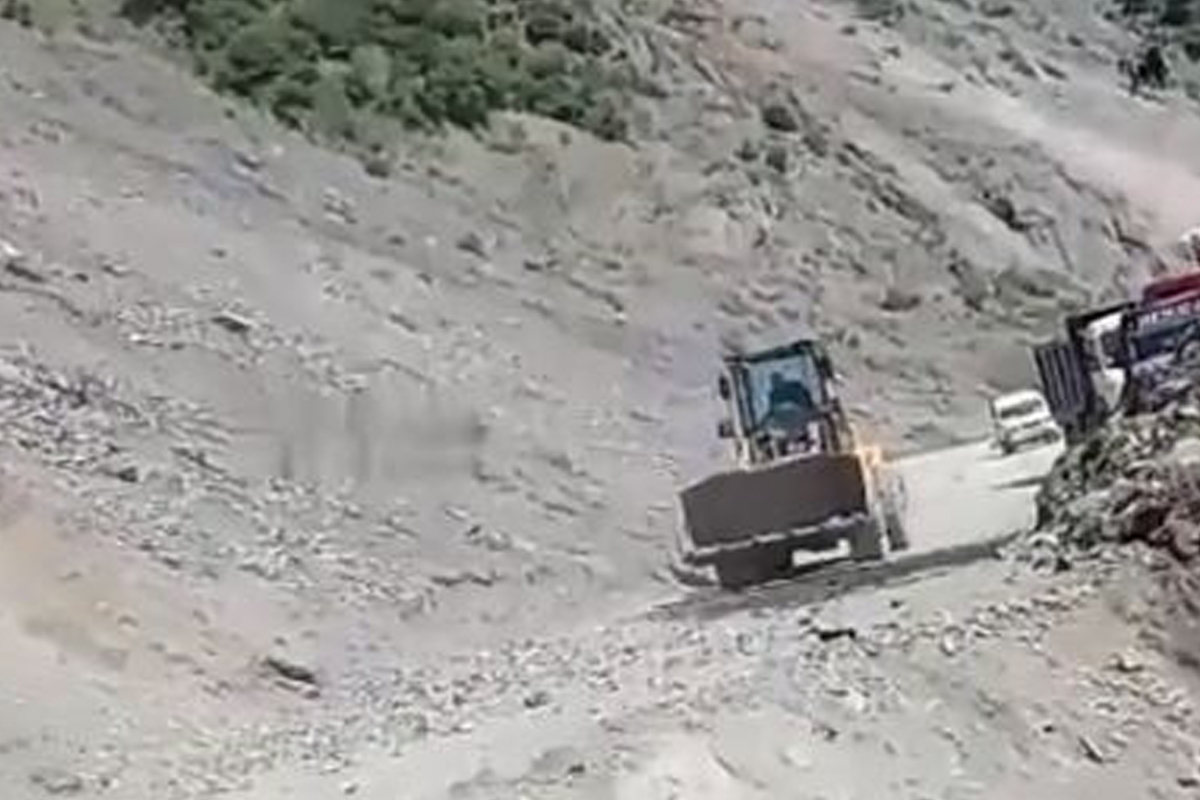 Mudslide halts traffic on Jammu-Srinagar highway