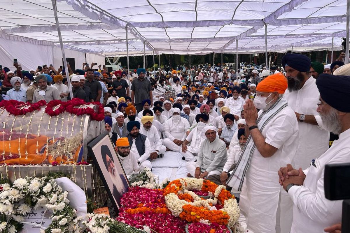 PM Modi pays homage to Parkash Singh Badal