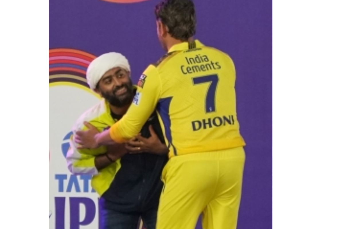Arijit Singh touches Dhoni’s feet at IPL opening ceremony