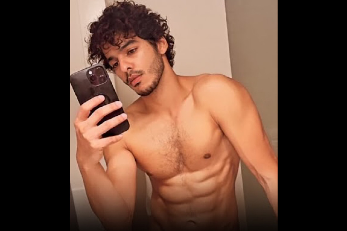 Ishaan Khatter goes shirtless in mirror selfie, flaunts perfect abs