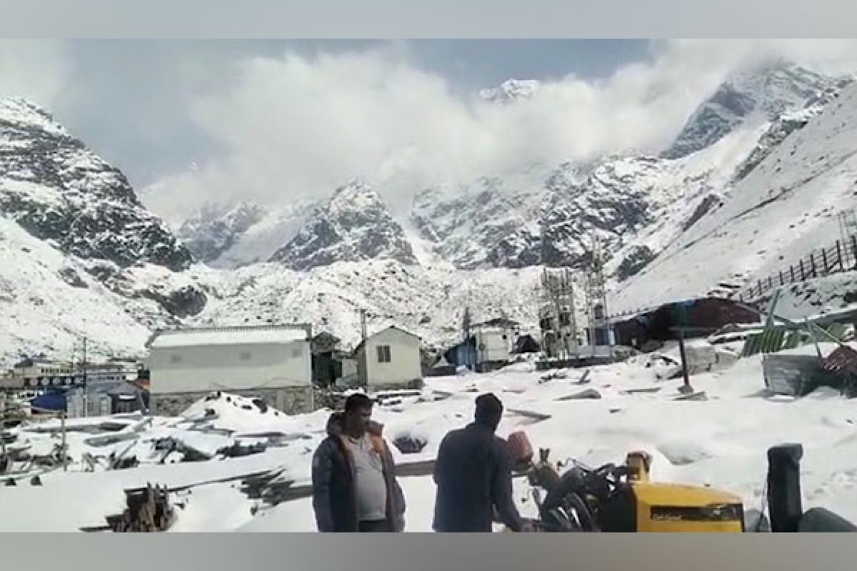 Char Dham Yatris stopped in Srinagar due to heavy snowfall in Kedarnath and Badrinath