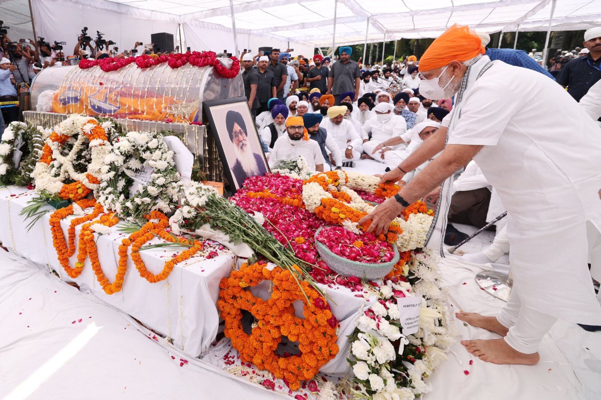 PM pays homage to Badal, last rites on Thursday