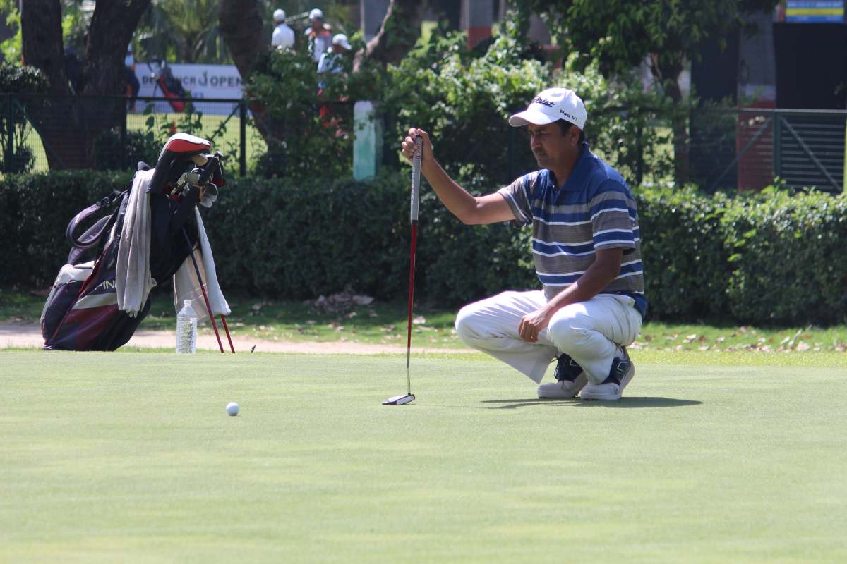 Shamim Khan weathers the windy conditions to card 68 and move into the lead