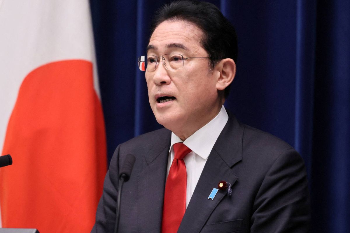 Japan PM Fumio Kishida evacuated after explosion at his speech venue