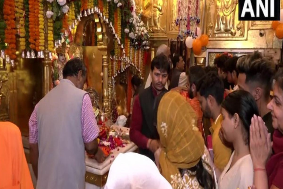 Devotees throng temples to offer prayers on Hanuman Janmotsav