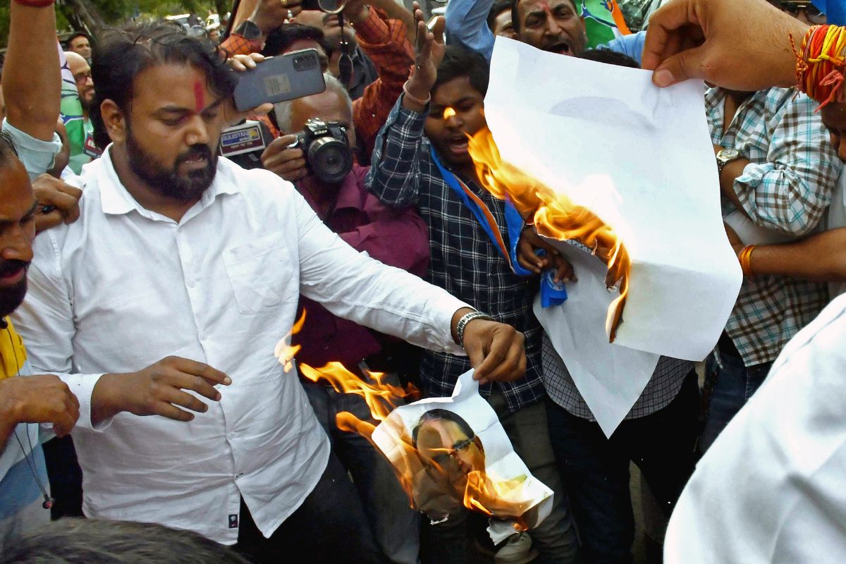 Congress workers burn MP CM’s effigies, demand his resignation