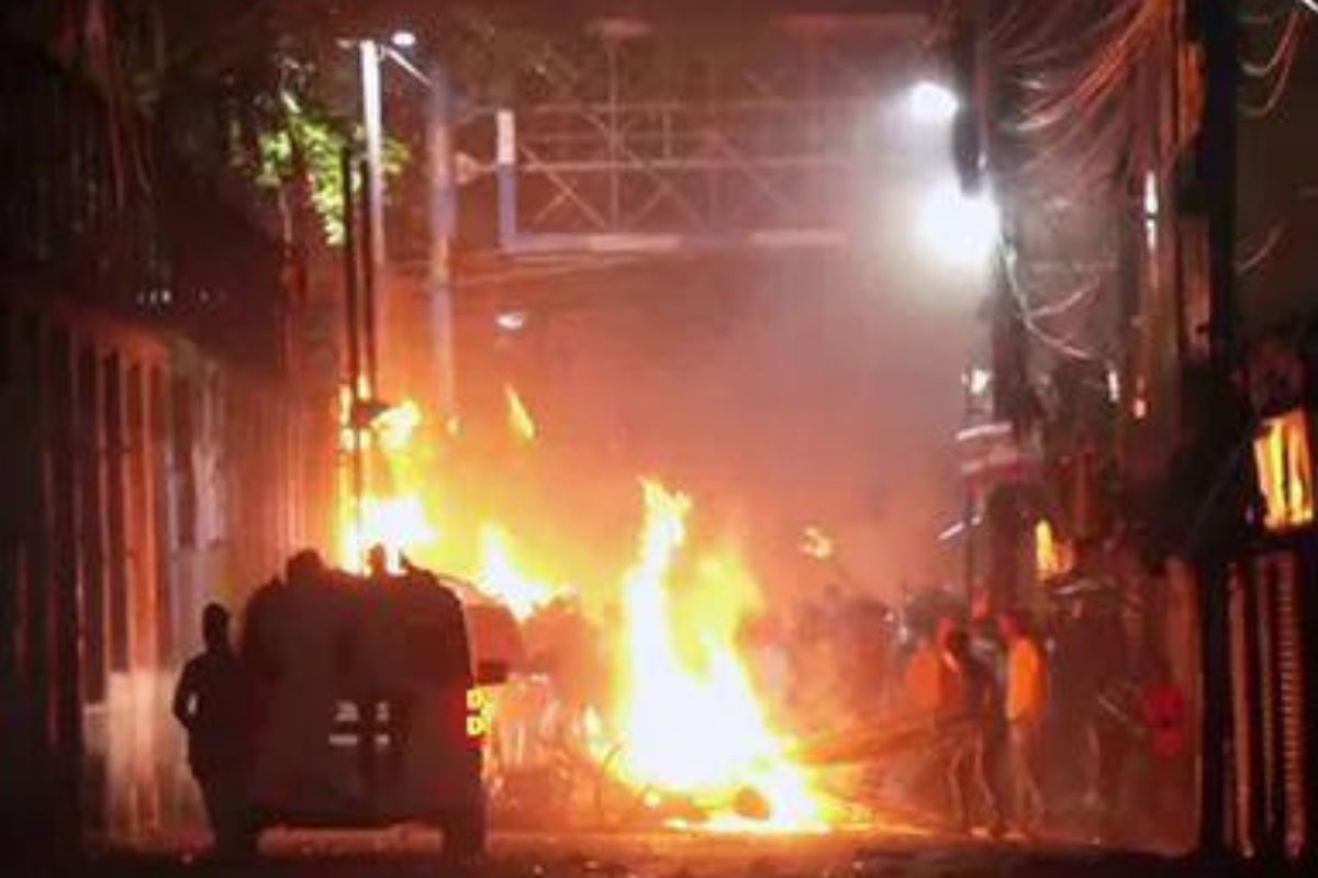 Hooghly stone pelting: Train movement in Howrah-Bandel section suspended for 3 hours
