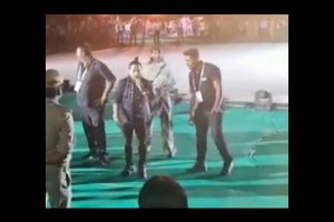 Kailash Kher loses cool at Khelo India function