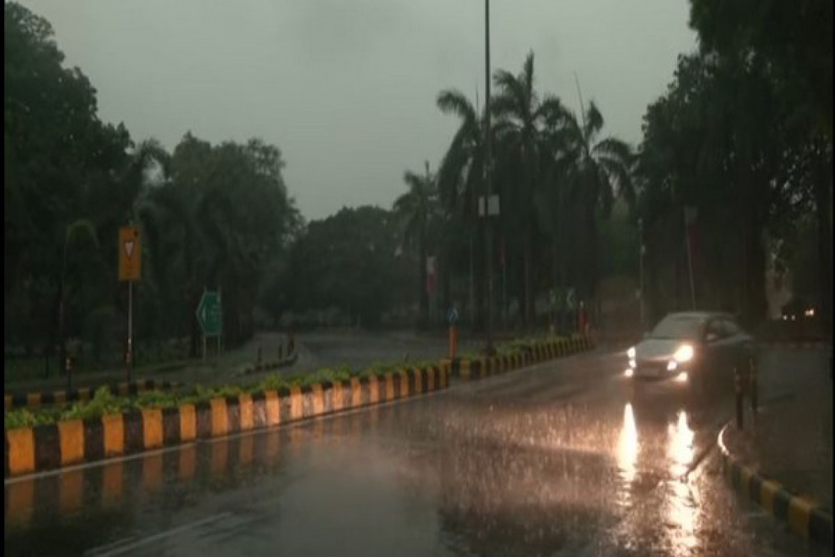 Delhi witnesses sudden change in weather, receives rainfall