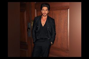 SRK video calls 60-year-old fan battling cancer, netizens heap praises on King Khan