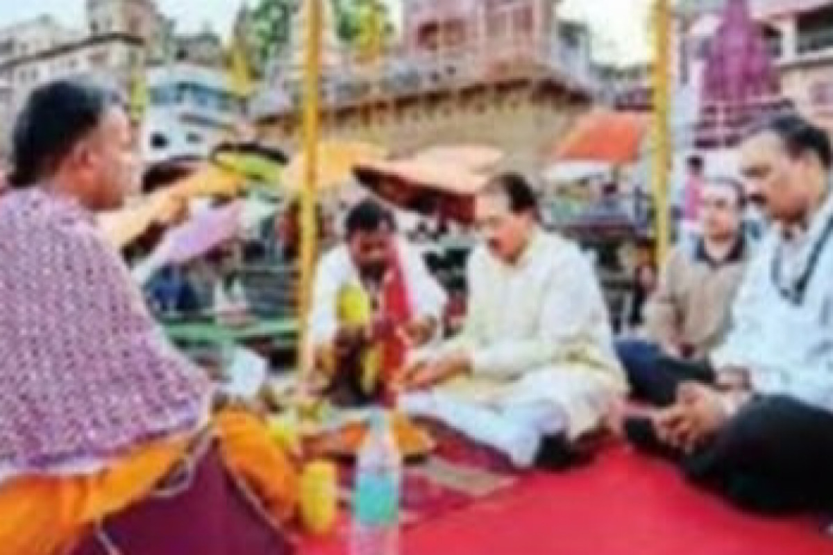 PM’s family performs ‘pind daan’ for parents in Varanasi