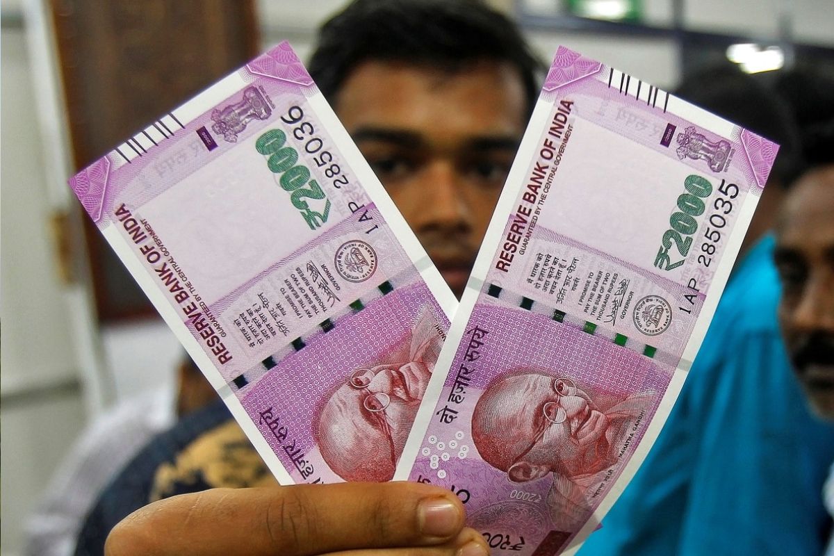 No forms, ID cards needed for exchange of Rs 2000 banknotes: SBI