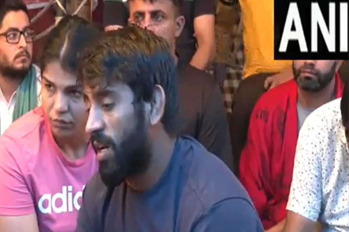 “Return medals if..” Bajrang Punia after police-wrestlers scuffle