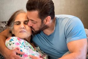 Salman Khan kisses mom Salma Khan in new picture, check out