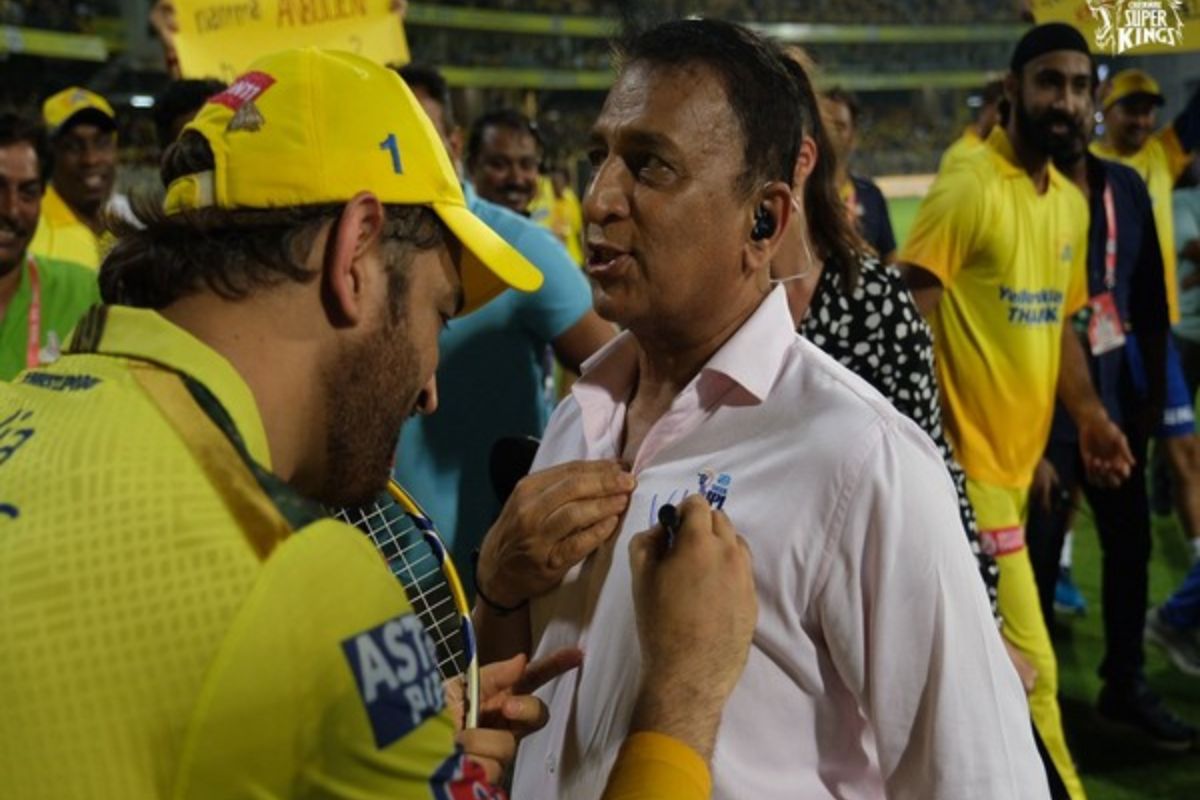 MS Dhoni signs Sunil Gavaskar’s shirt post IPL match against KKR