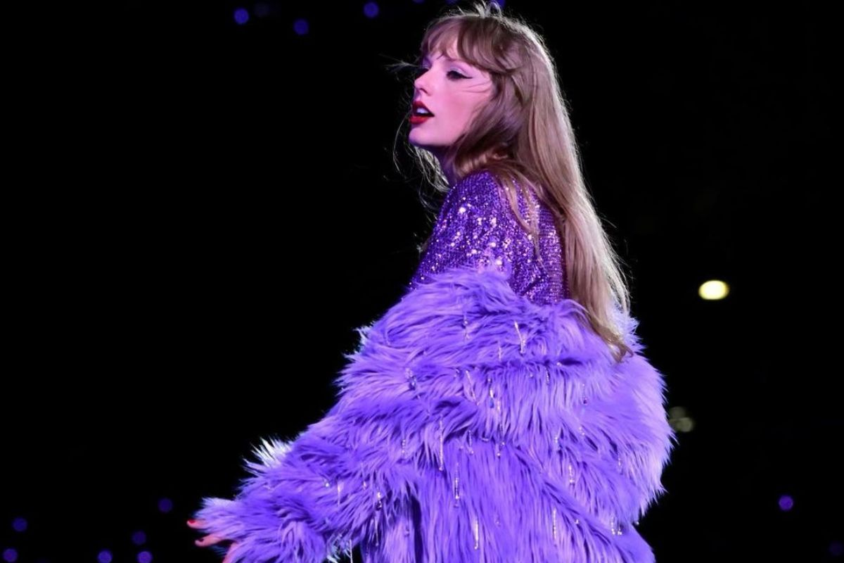 Taylor Swift halts show, runs across stage to comfort Kobe Bryant’s daughter
