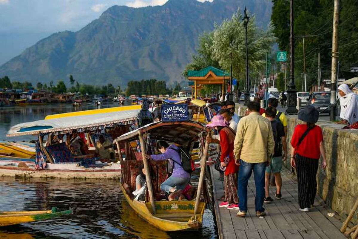 J&K had 1.60 cr tourists last year! “Really” asks National Conference