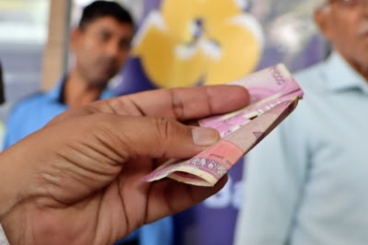 Cash transactions dramatically spike at petrol pumps, online orders