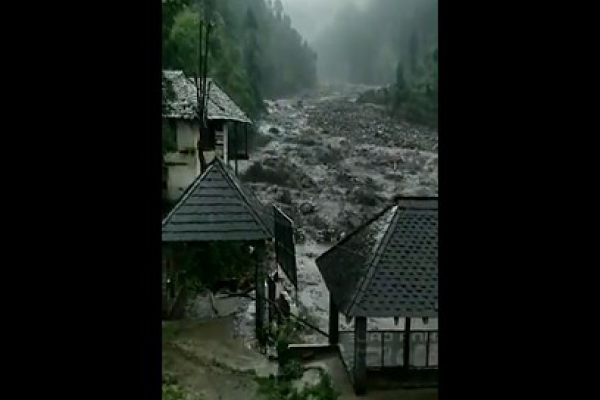 Himachal: Flash flood hits Bagipul area of Mandi, over 200 people including tourists stranded