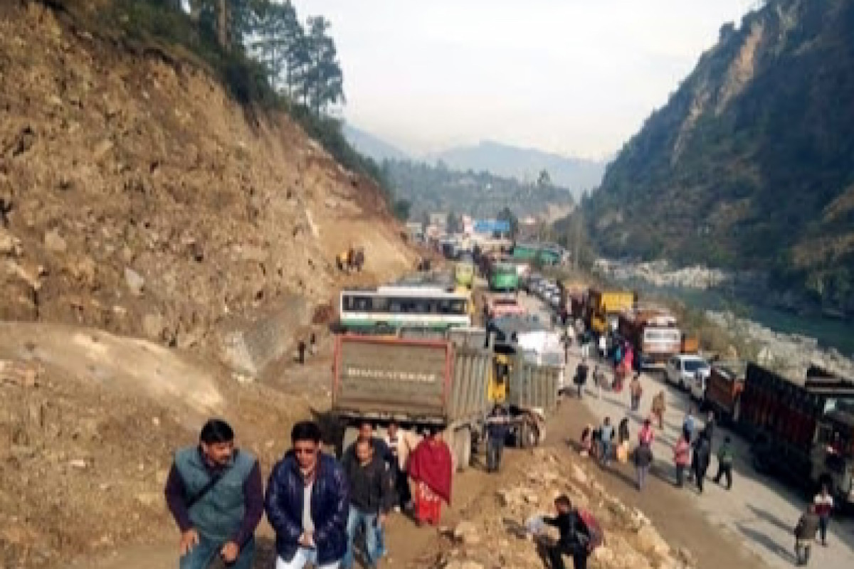 Manali hoteliers, taxi union, mahila mandal join forces for highway repair
