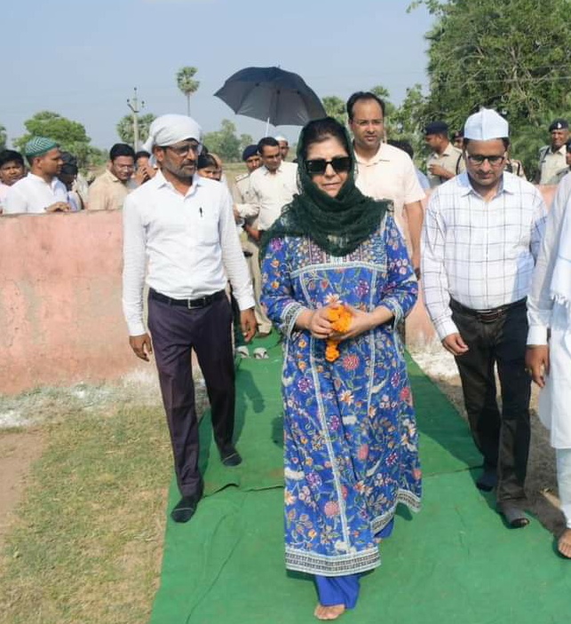 Mehbooba Mufti pays tribute at burial place of last Muslim ruler of Kashmir in Nalanda