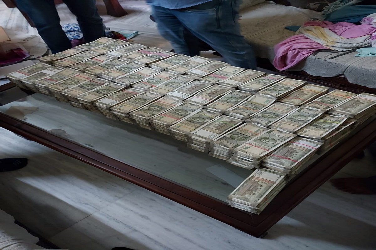 Relatives of Odisha officer throw Rs 2 cr on neighbour’s terrace to thwart Vigilance raid