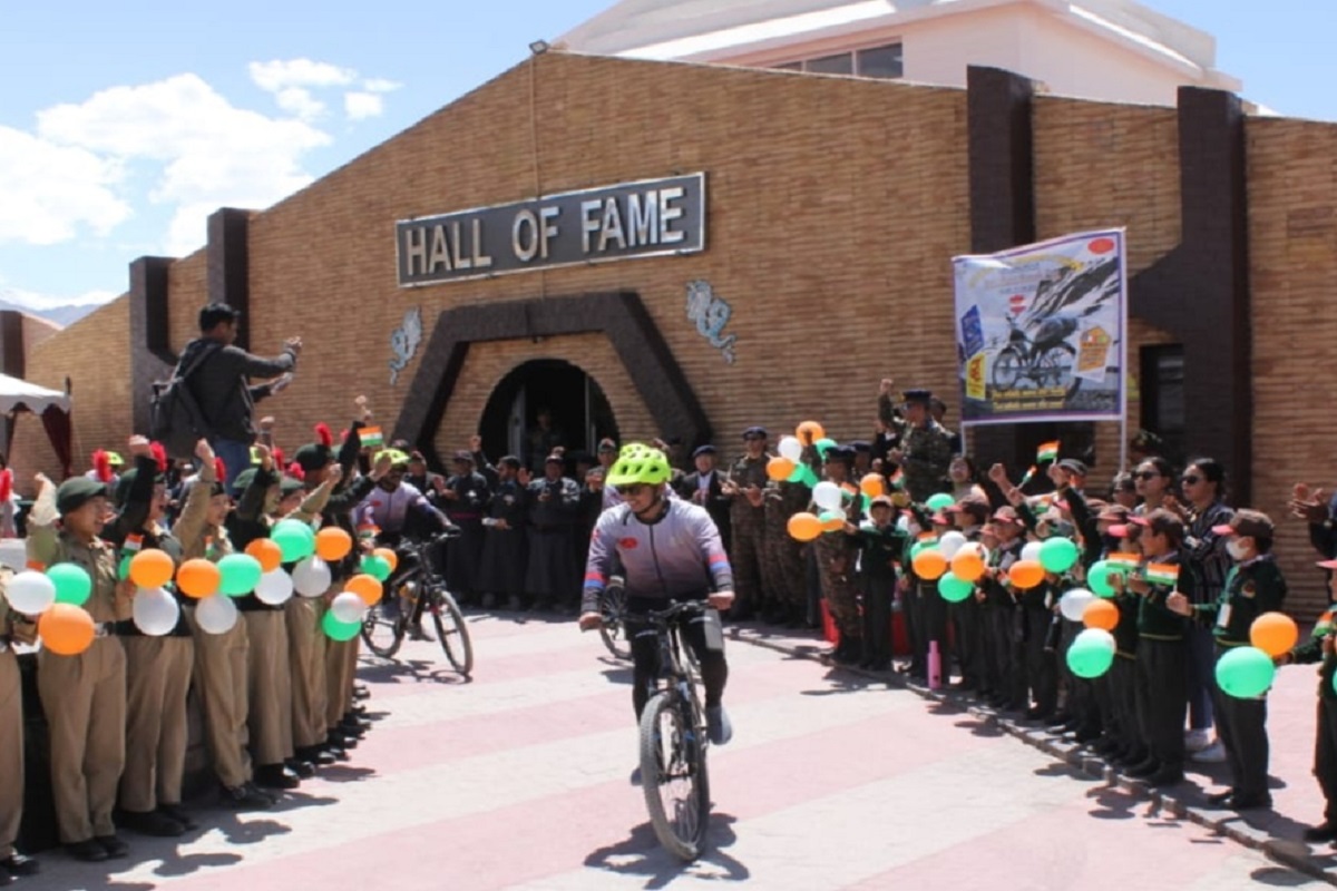 Cycling expedition to highest motorable pass flagged off from LehCycling expedition to highest motorable pass flagged off from Leh