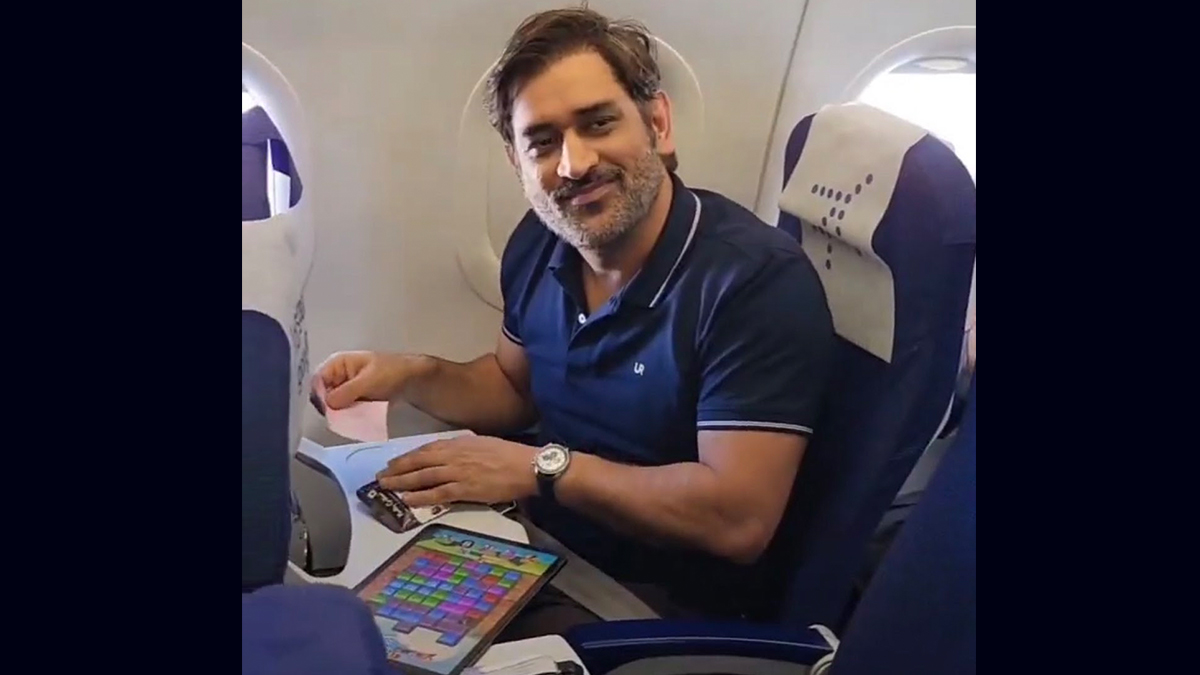 MS Dhoni’s pic playing candy crush goes viral, and 3 mn users immediately download game