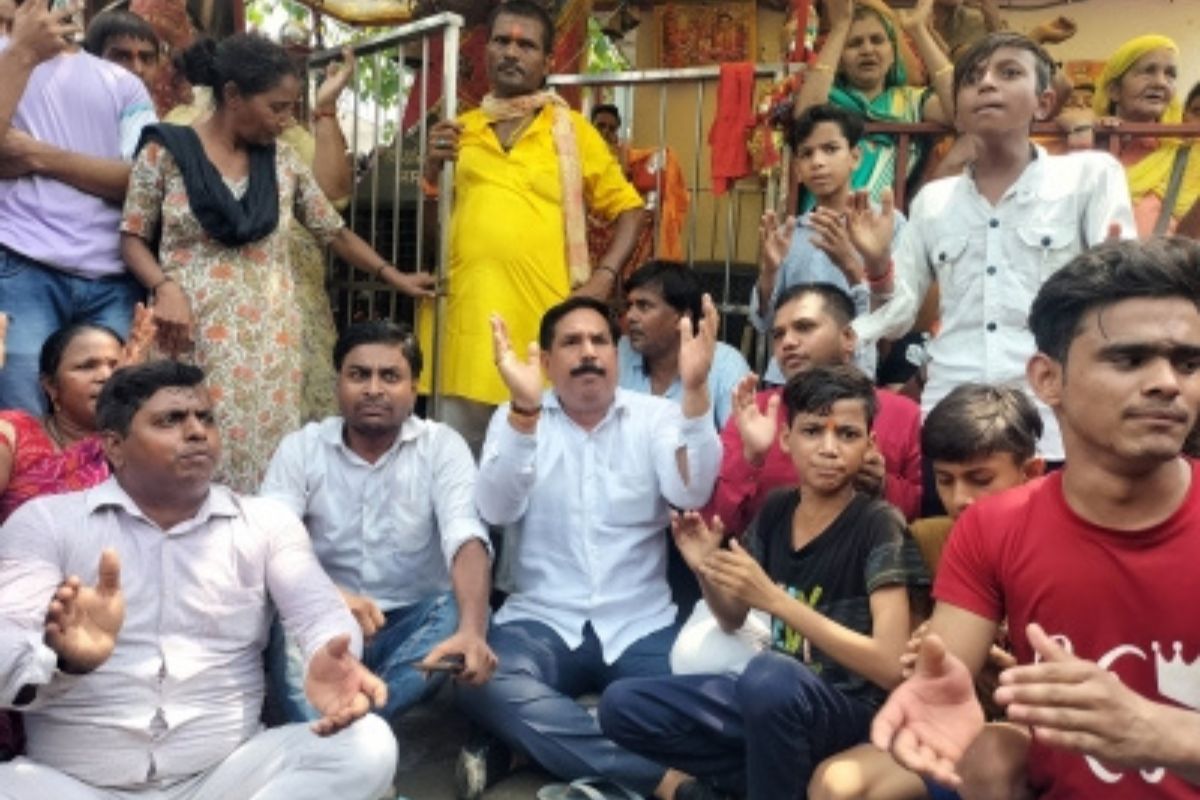 Protest outside temple in Mandawali during encroachment drive