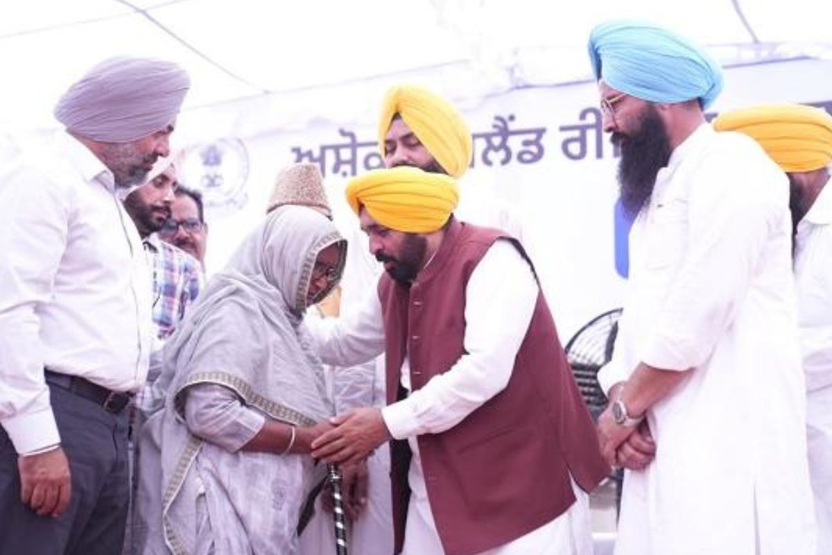 Punjab CM gives Rs 50 lakh to mother of Corona warrior