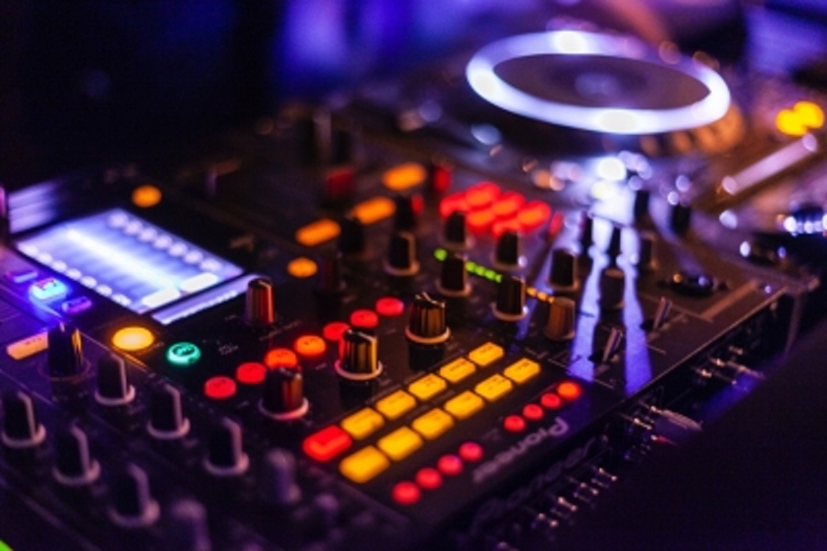 World’s First AI DJ goes on air in US via RadioGPT