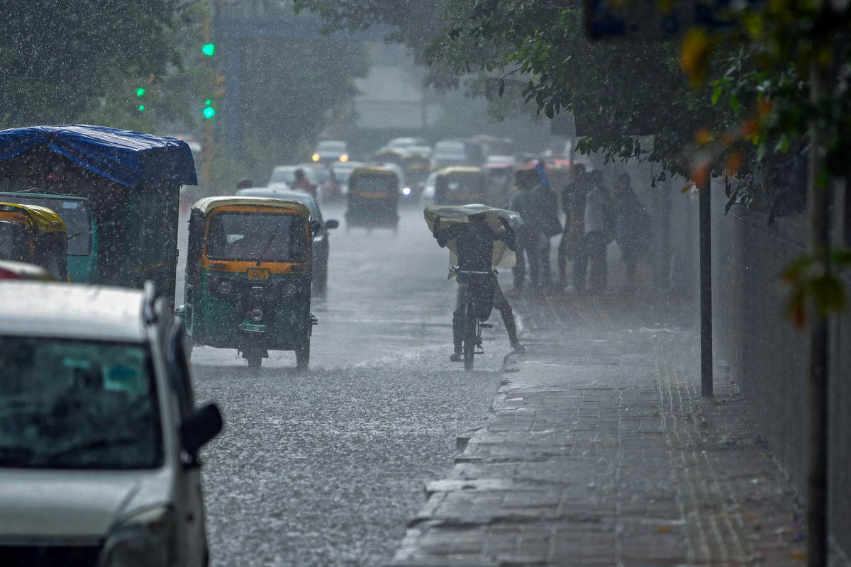 Rain lashes several parts of Delhi on Saturday evening
