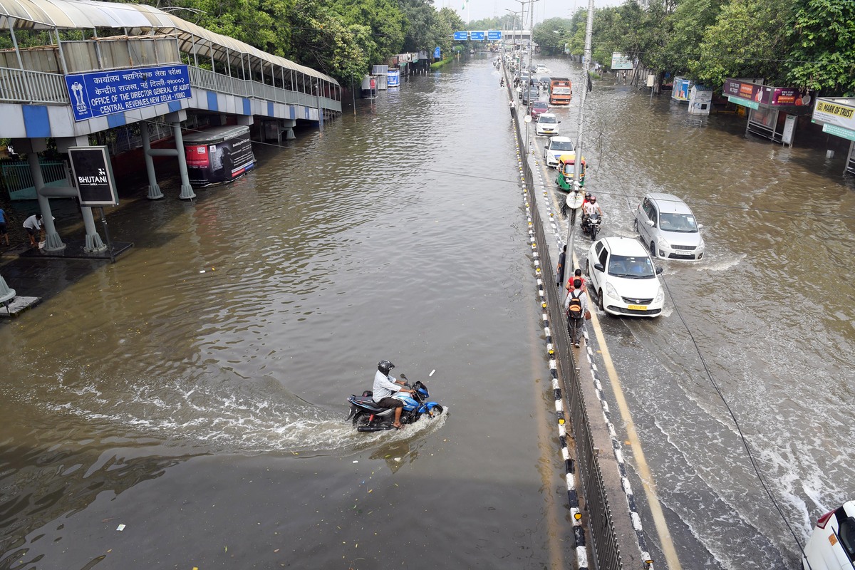 Yellow alert in Delhi as Yamuna water recedes; Heavy goods vehicles banned