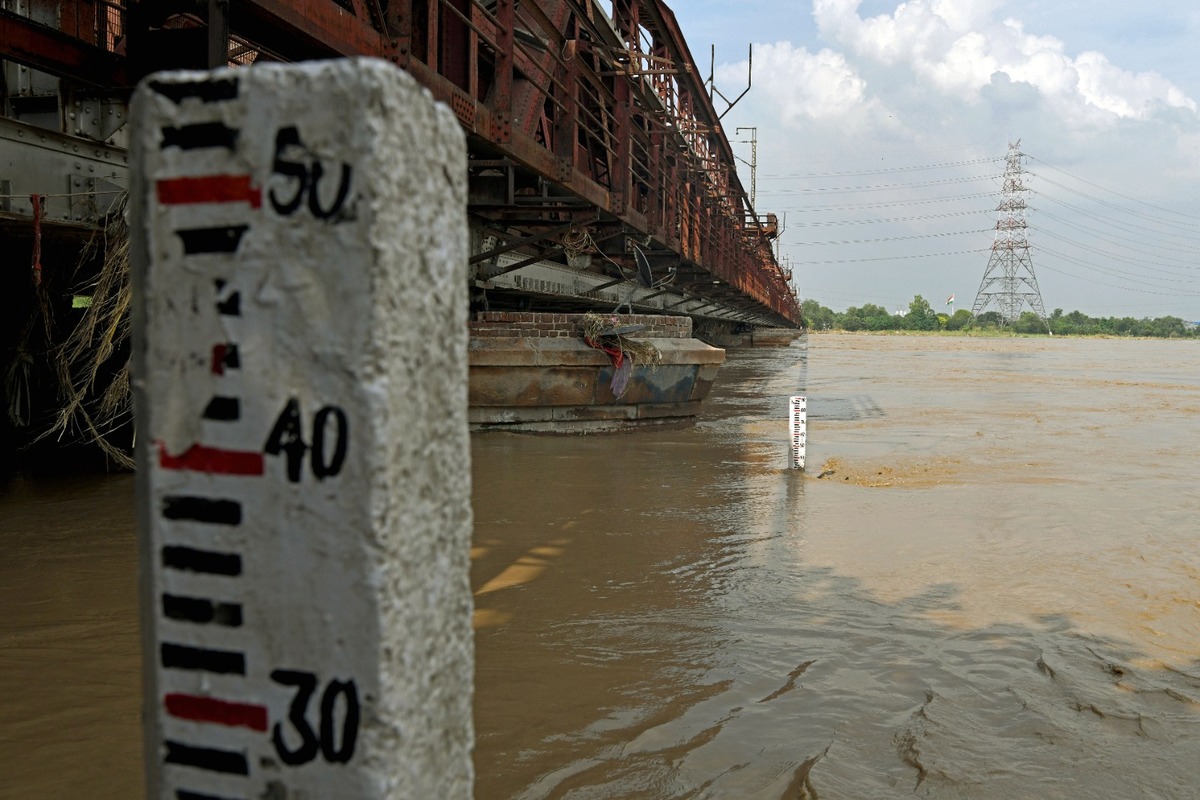 Delhi: Yamuna water level crosses danger mark again
