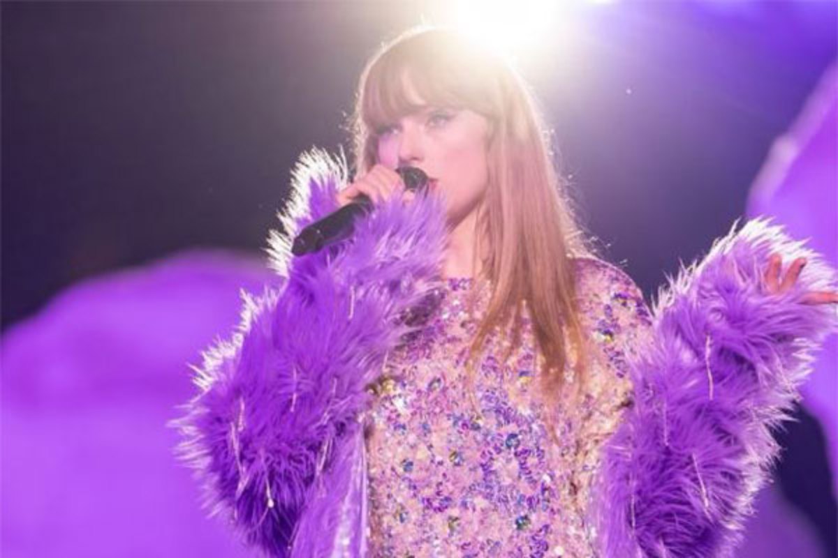 Taylor Swift surprises fans with her new music video for ‘I Can See You’ at Kansas City show