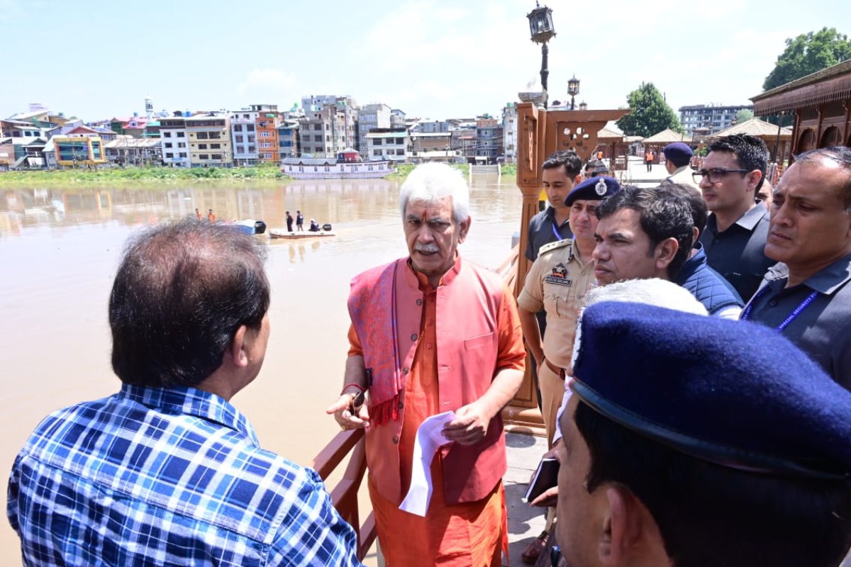 L-G reviews flood control preparedness in Kashmir